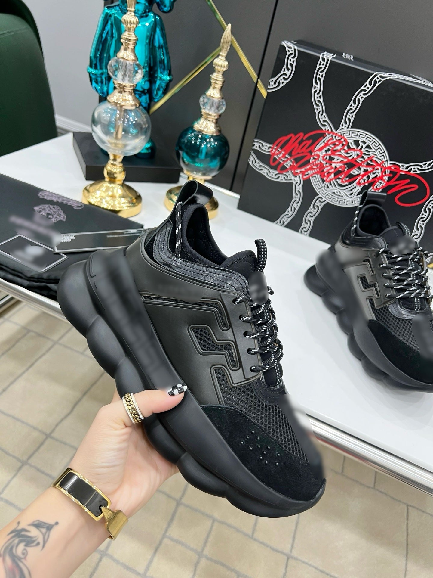 V/ce chain reaction black